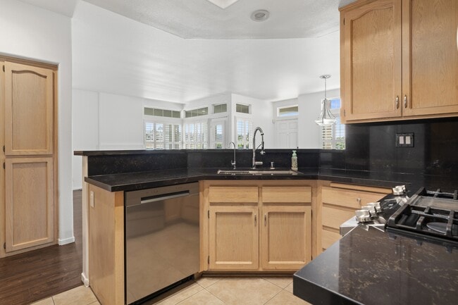 Building Photo - 12650 Springbrook Dr