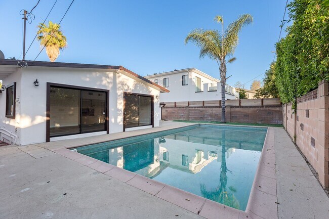 Building Photo - Gorgeous 4-Bedroom Pool Home South of the ...