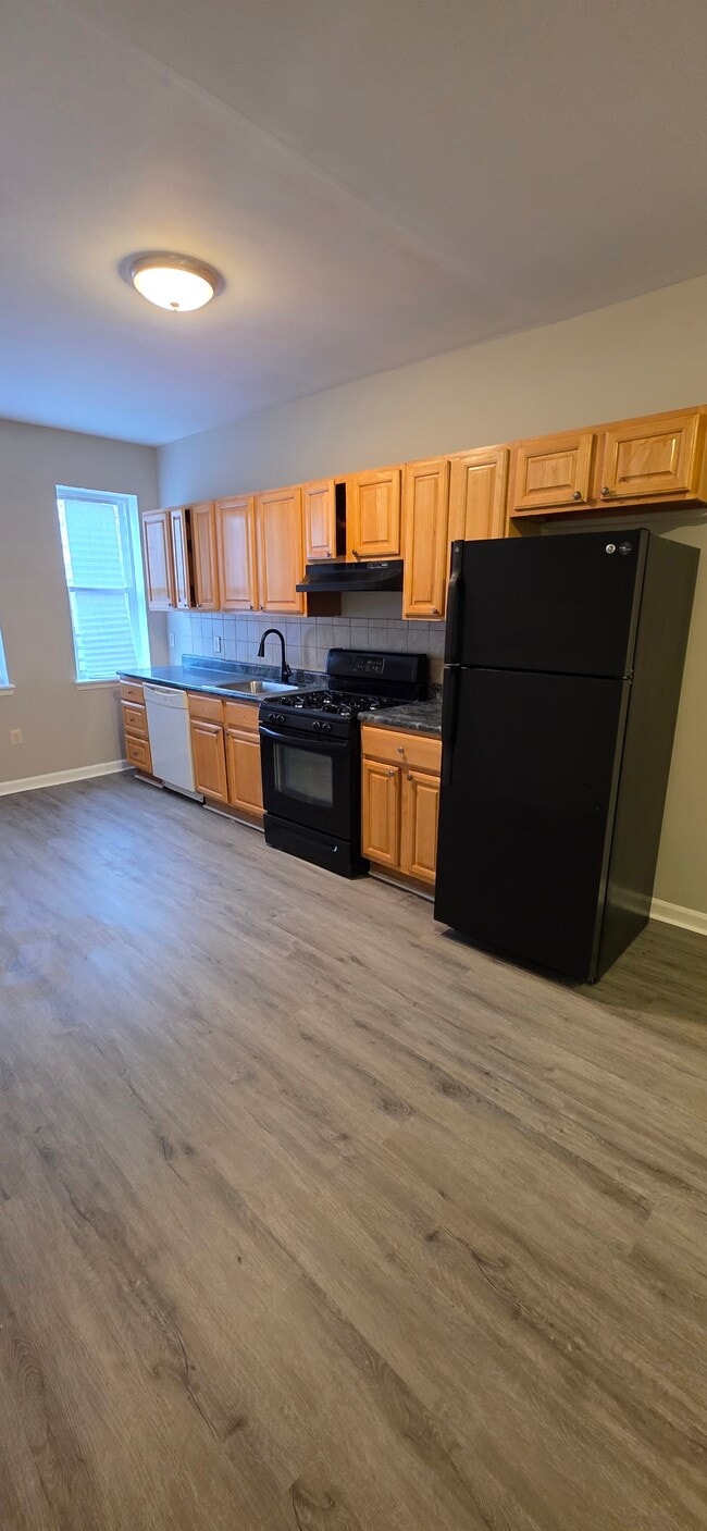 Building Photo - 420 N Montford Ave