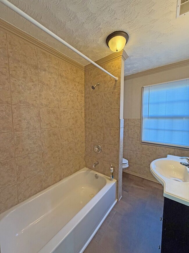 Building Photo - Gorgeous Well Kept Home Near Mercy & Bass Pro!