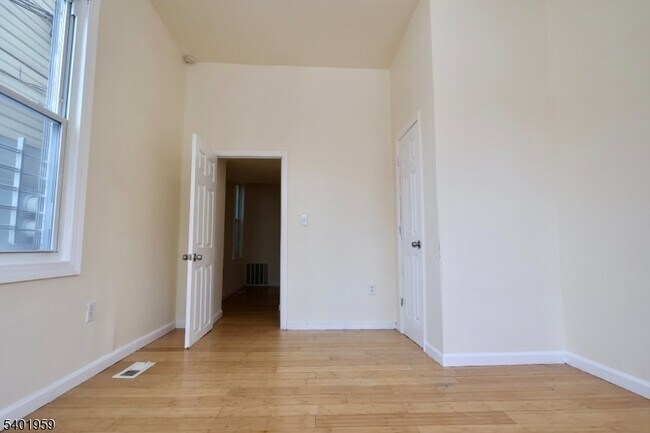 Building Photo - 14 Wainwright St