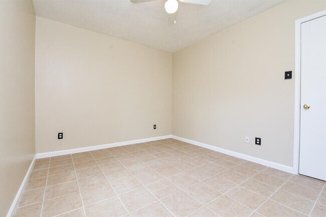 Building Photo - 11102 Kentington Oak Dr