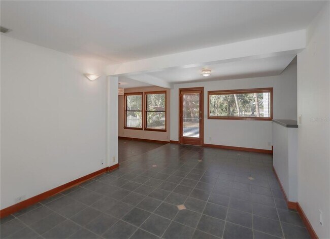 Building Photo - 1420 Alhambra Way S