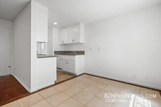 Building Photo - 7076 Lanewood Ave