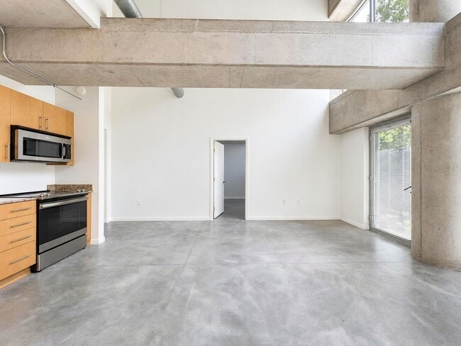Building Photo - Modern Condo in The Cedars, Dallas with Private Patio | Available for Lease!