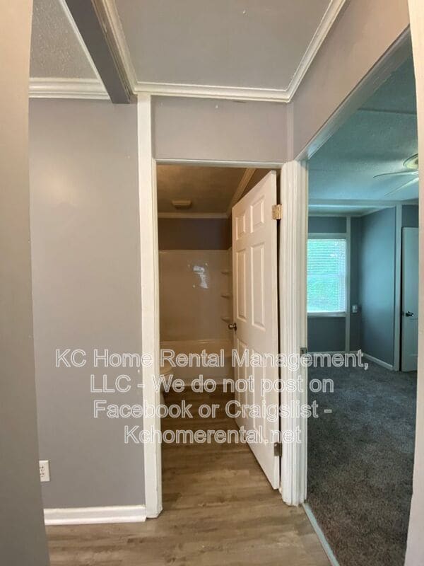 Building Photo - 704 NE 45th Terrace