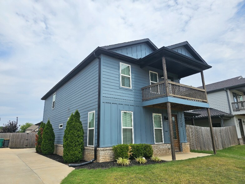 Primary Photo - 1735 W Whitney Ln