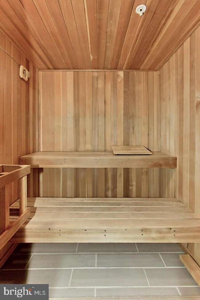 Building Photo - 5901 Mt Eagle Dr