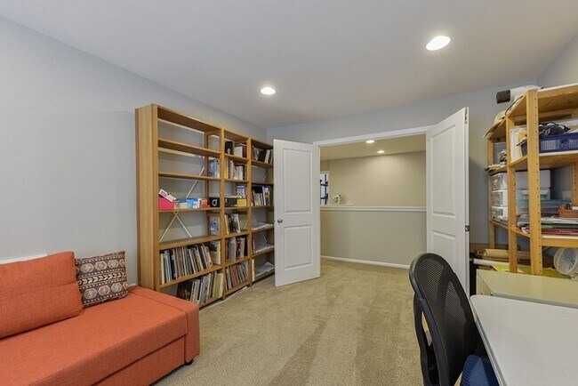 Building Photo - Maple Valley Stunning 5+ Bedroom 2.75 Bath