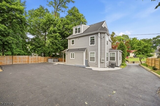 Building Photo - 40 Jardine Rd