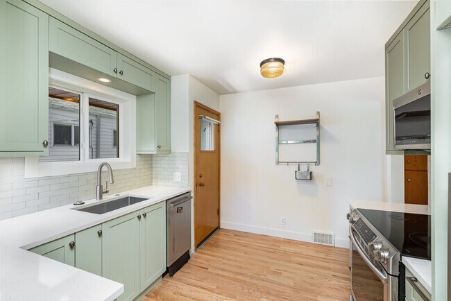 Building Photo - 723 N 81st St