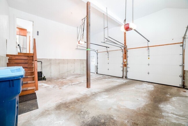 Building Photo - 160 Floral St