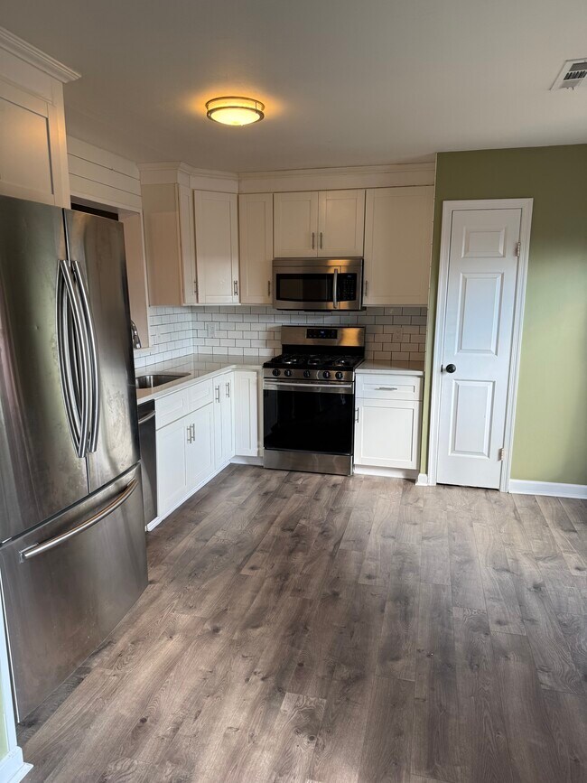 Building Photo - 713 Goodard Dr