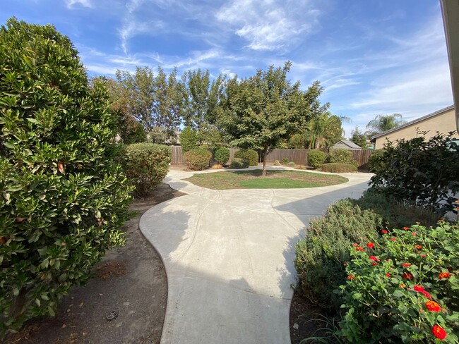 Building Photo - NW Visalia Home Available now, October SPE...