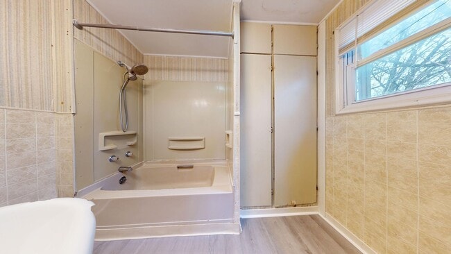 Building Photo - 3 Bedroom, Quiet Street Near Park!