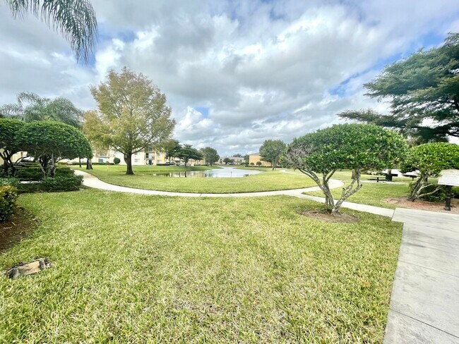 Building Photo - 1700 Crestwood Ct S