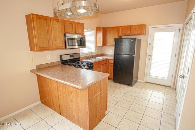 Building Photo - 14701 Calhoun Dr