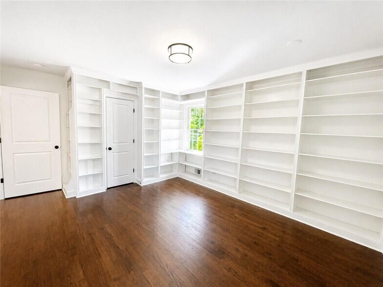 Building Photo - 4586 Peachtree Dunwoody Rd NE