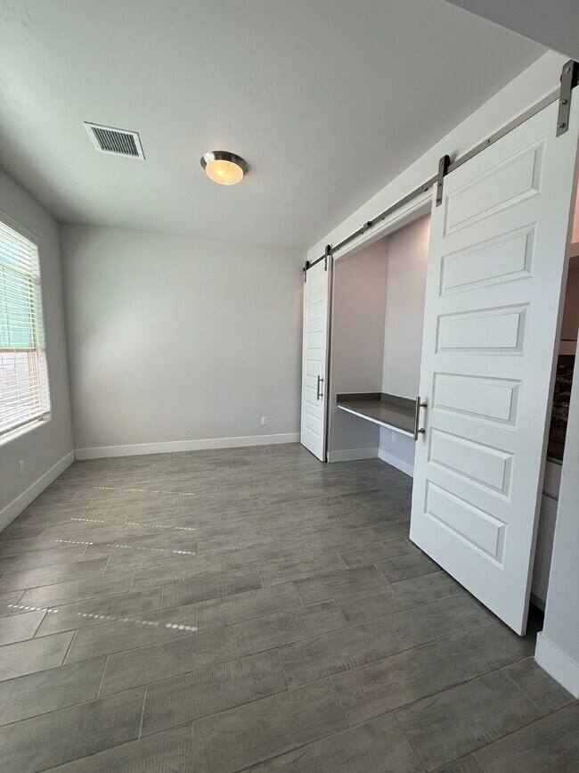 Building Photo - Modern retreat with room to grow. Everything you need in the heart of the Westside. Ready to move...