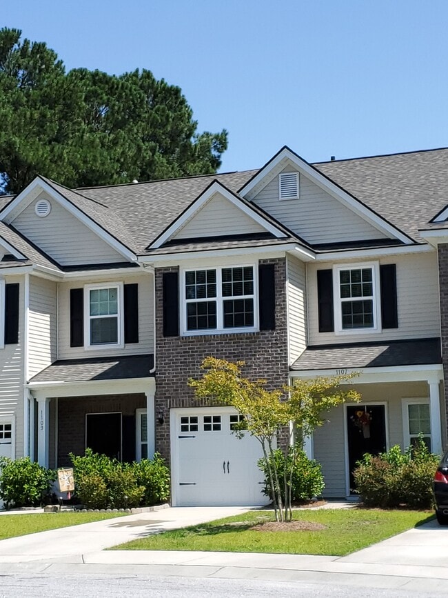 Building Photo - 1107 Bennington Dr