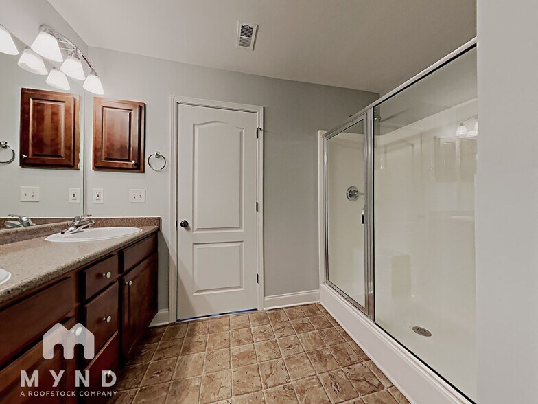 Building Photo - 2086 Edgewood Dr