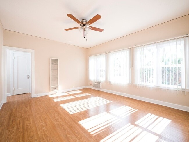 Interior Photo - 5225 De Longpre Ave