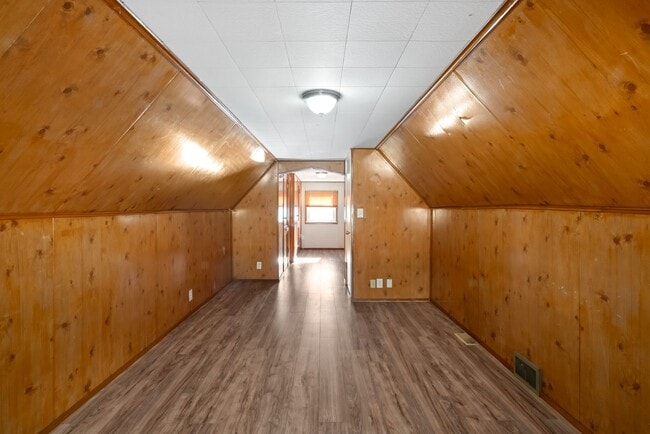 Building Photo - SCORE 50% OFF 1ST MONTH'S RENT IF SIGNED BY DEC 5! Cozy 3 Bedroom home in McKees Rocks available ...