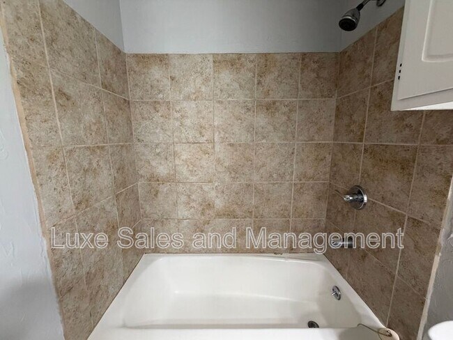 Building Photo - 205 S Meadow Ln