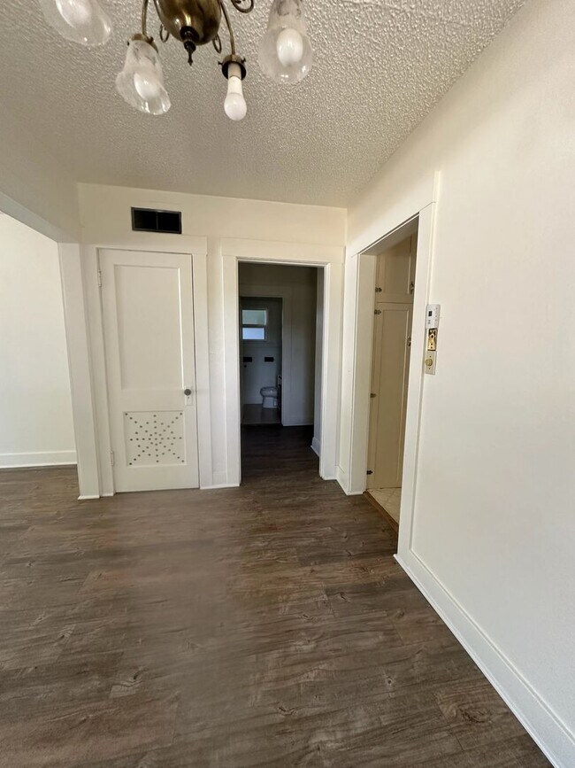 Building Photo - 2024 Darrow Ave