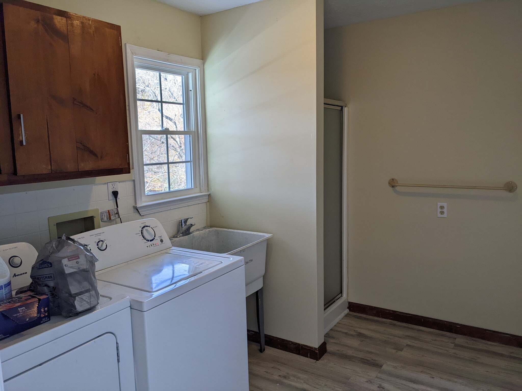 Laundry room with extra shower - 6 Stoney Nob Dr