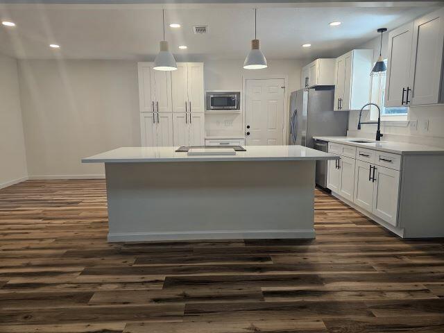 Building Photo - 600 Burgundy Ln