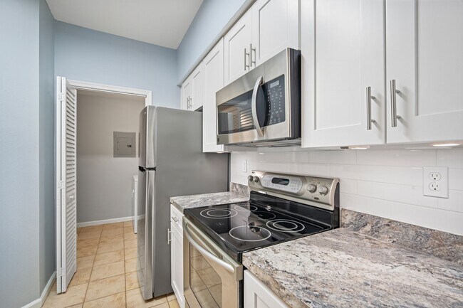 Building Photo - Renovated 2BR/2BA Condo With a Garage in I...