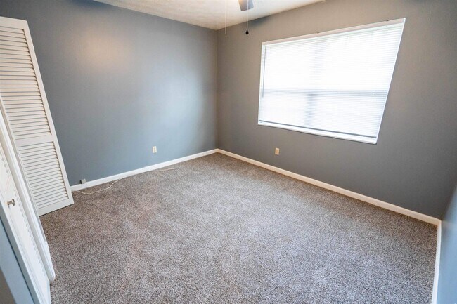 Building Photo - 2013 Shady Oaks Dr