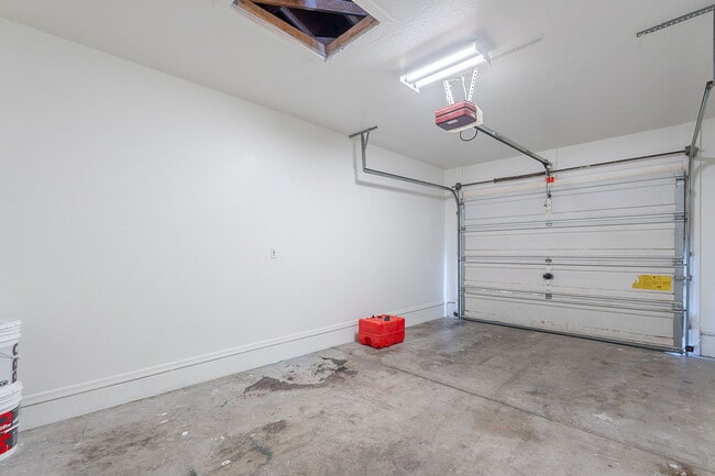 Building Photo - 402 N 101st Pl