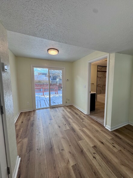 Building Photo - 196 S Point Dr