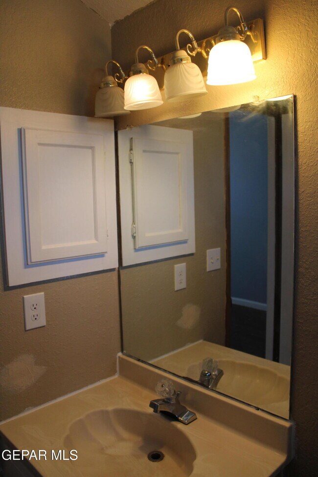 Building Photo - 11724 Jennifer Dr