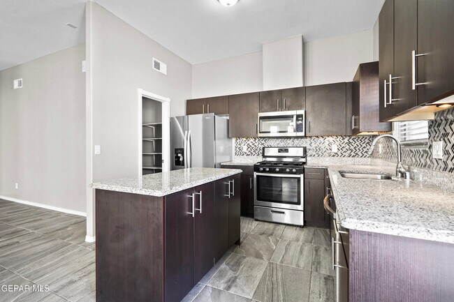 Building Photo - 772 Lemington St