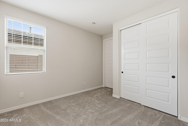 Building Photo - 932 W Macaw Dr