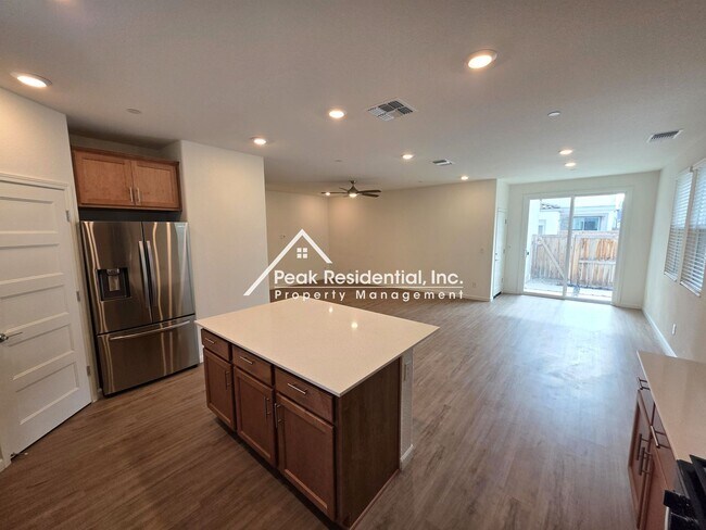 Building Photo - Only 2 years new. 3-bedrooms in Elk Grove