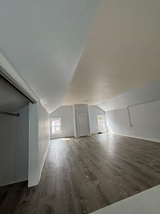Building Photo - 410 Wyandotte St