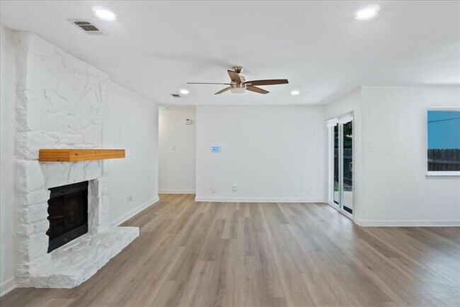 Building Photo - 3803 Alexandria Dr