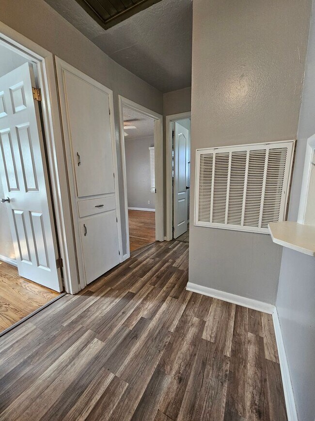 Building Photo - (3) Bed/(1) Bath in Core Norman Avail NOW! Pet Negotiable!