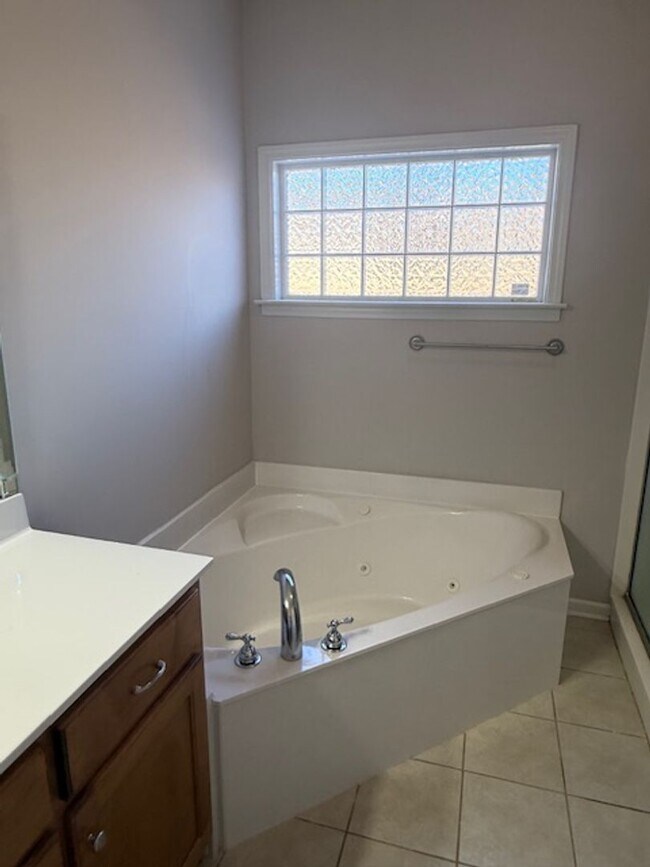 Building Photo - 3 bed 2 bath home with a large bonus room and an additional room that would be perfect for an off...