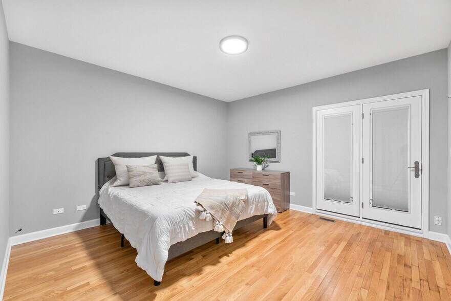 Building Photo - 1044 N California Ave