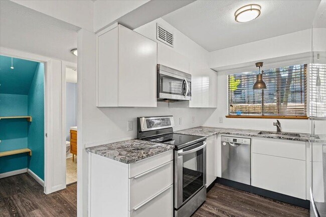 Building Photo - 1304 Mariposa Dr
