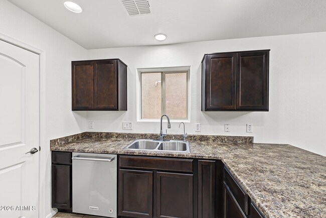 Building Photo - 6135 E Paradise Ln