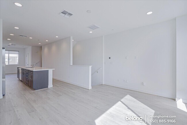 Building Photo - 105 Uptown Cir