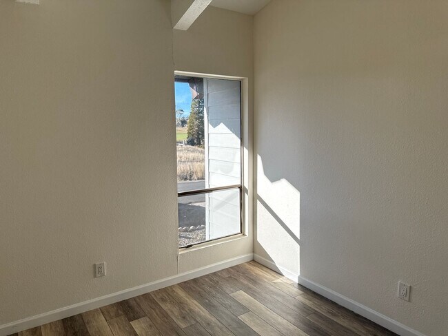 Building Photo - 1131 Tapadero Dr