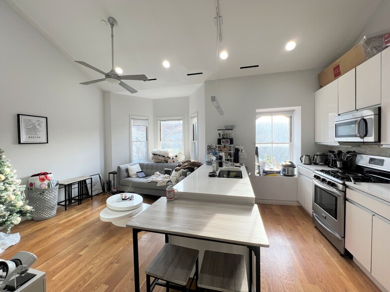 Building Photo - 1607 Tremont St