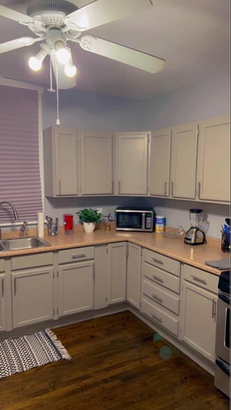 Building Photo - 3850 N Newcastle Ave